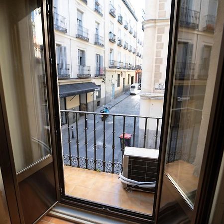 Hostal Los Perales Madrid Exteriér fotografie A French window