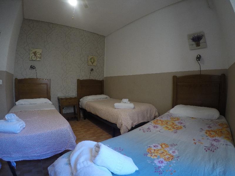 Hostal Los Perales Madrid Exteriér fotografie A room at the hotel