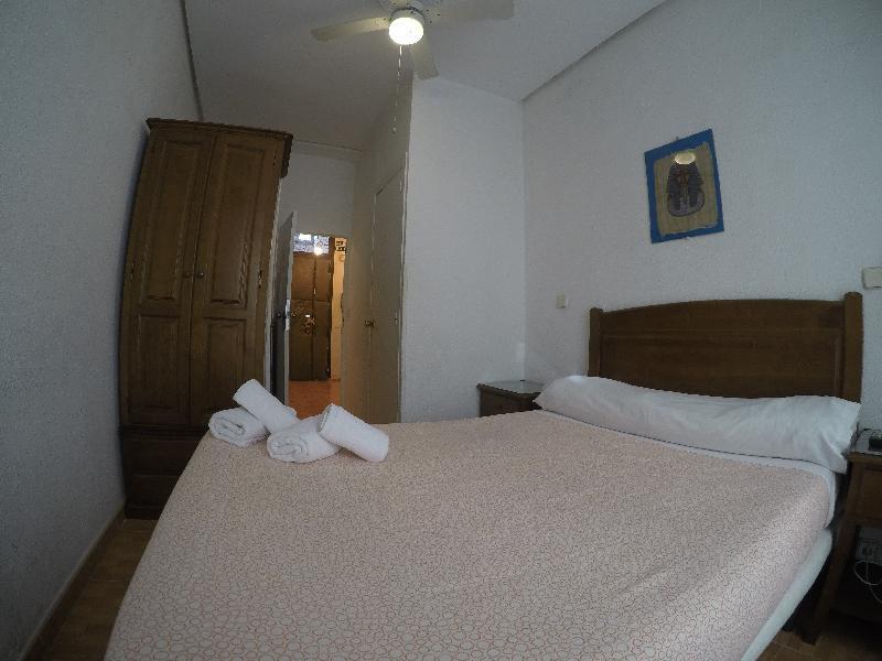 Hostal Los Perales Madrid Exteriér fotografie A bedroom in a hotel