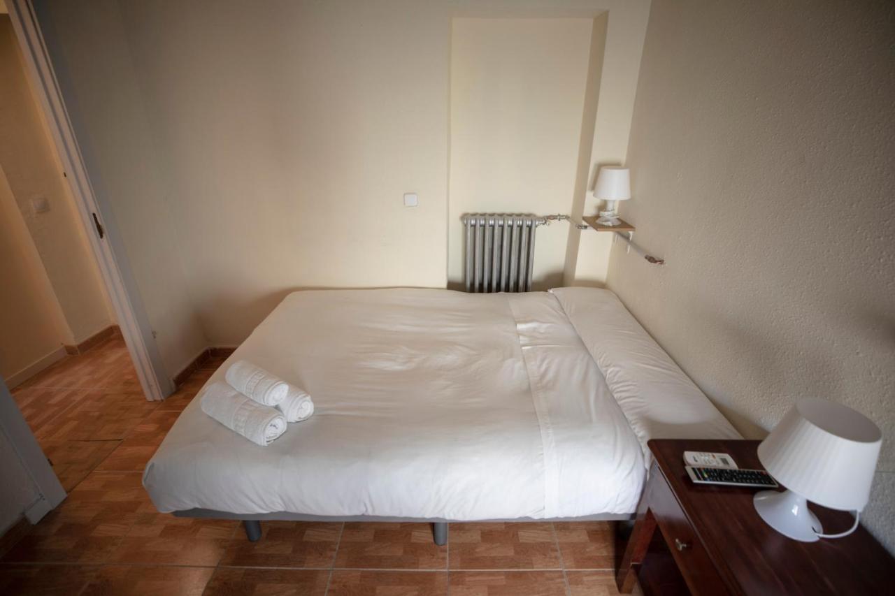 Hostal Los Perales Madrid Exteriér fotografie A room at the hotel