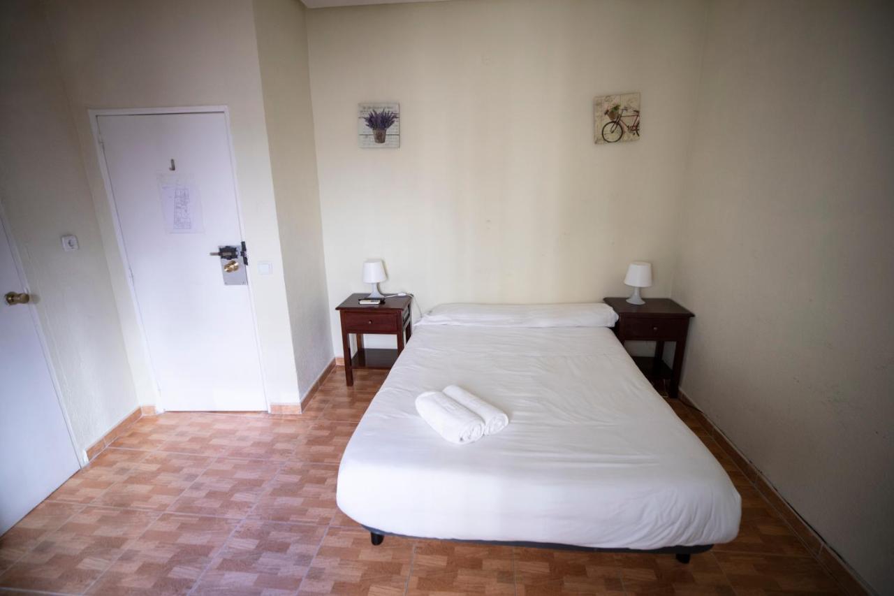 Hostal Los Perales Madrid Exteriér fotografie A room at the hostel