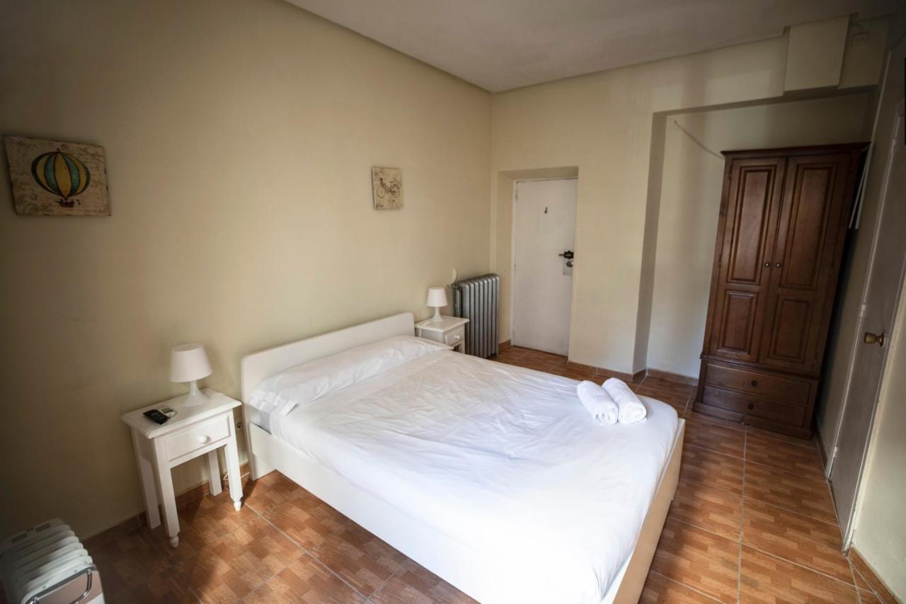 Hostal Los Perales Madrid Exteriér fotografie A room at the hotel