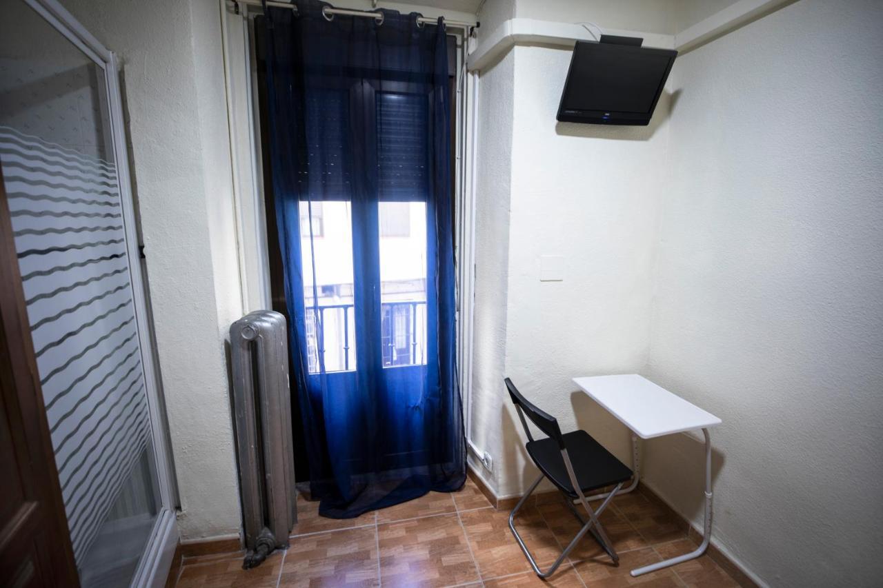 Hostal Los Perales Madrid Exteriér fotografie A room at the hostel