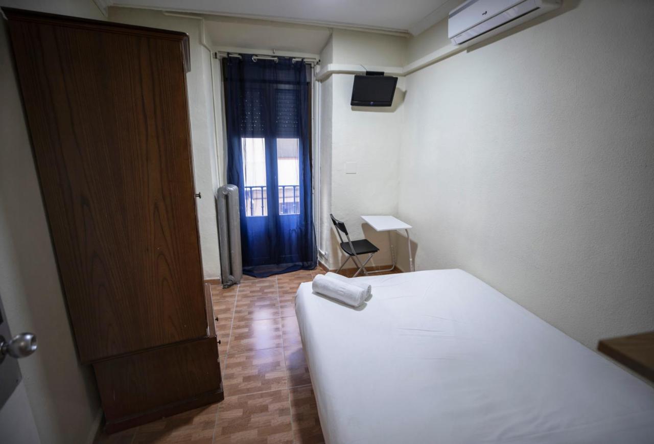 Hostal Los Perales Madrid Exteriér fotografie A room at the hostel