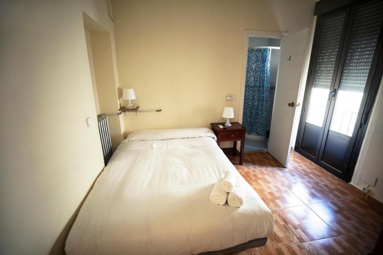 Hostal Los Perales Madrid Exteriér fotografie A single room in a hotel