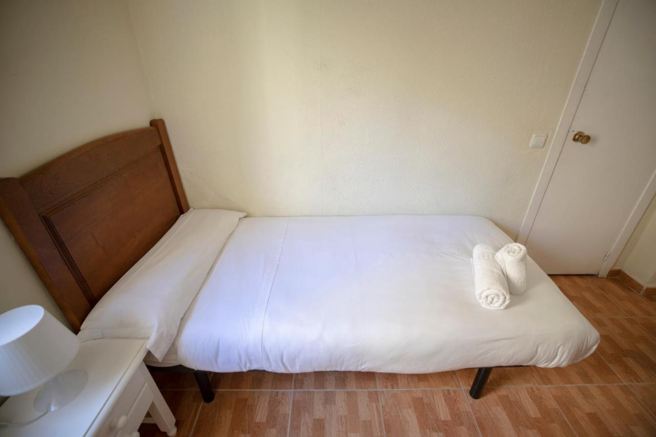 Hostal Los Perales Madrid Exteriér fotografie A single bed