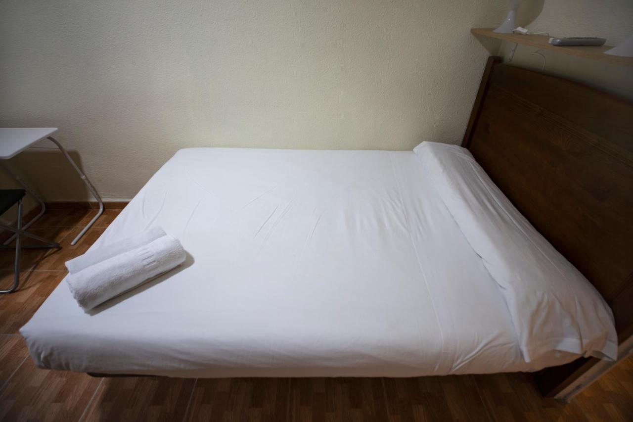 Hostal Los Perales Madrid Exteriér fotografie A bed with a sheet