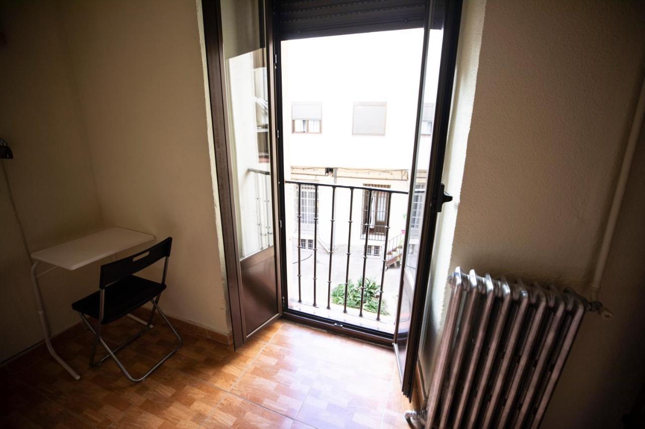 Hostal Los Perales Madrid Exteriér fotografie A French door