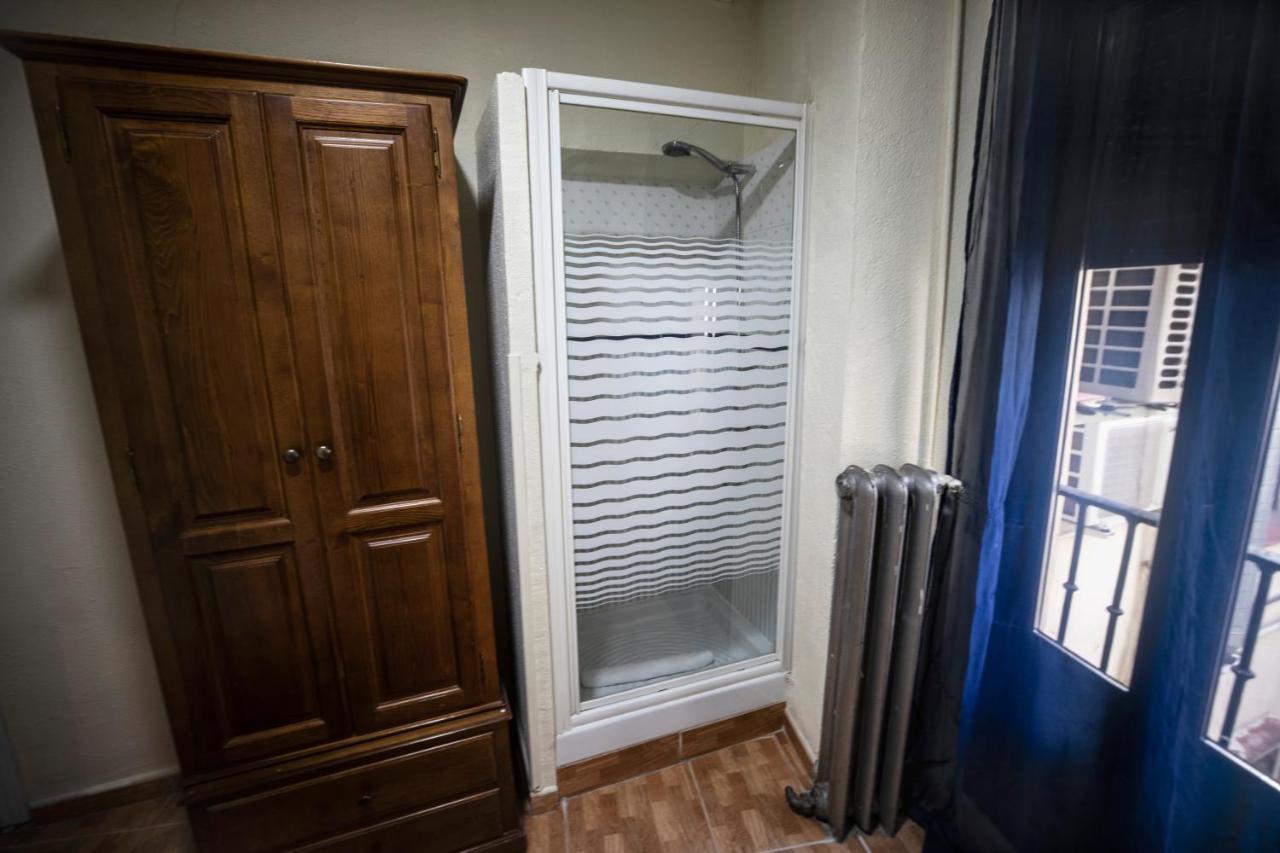 Hostal Los Perales Madrid Exteriér fotografie A shower enclosure
