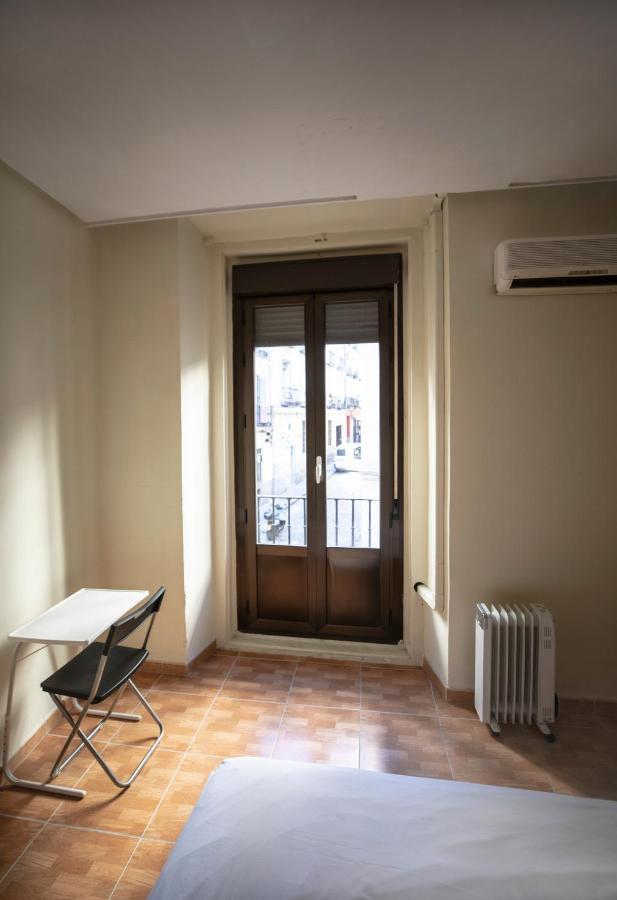 Hostal Los Perales Madrid Exteriér fotografie A French window