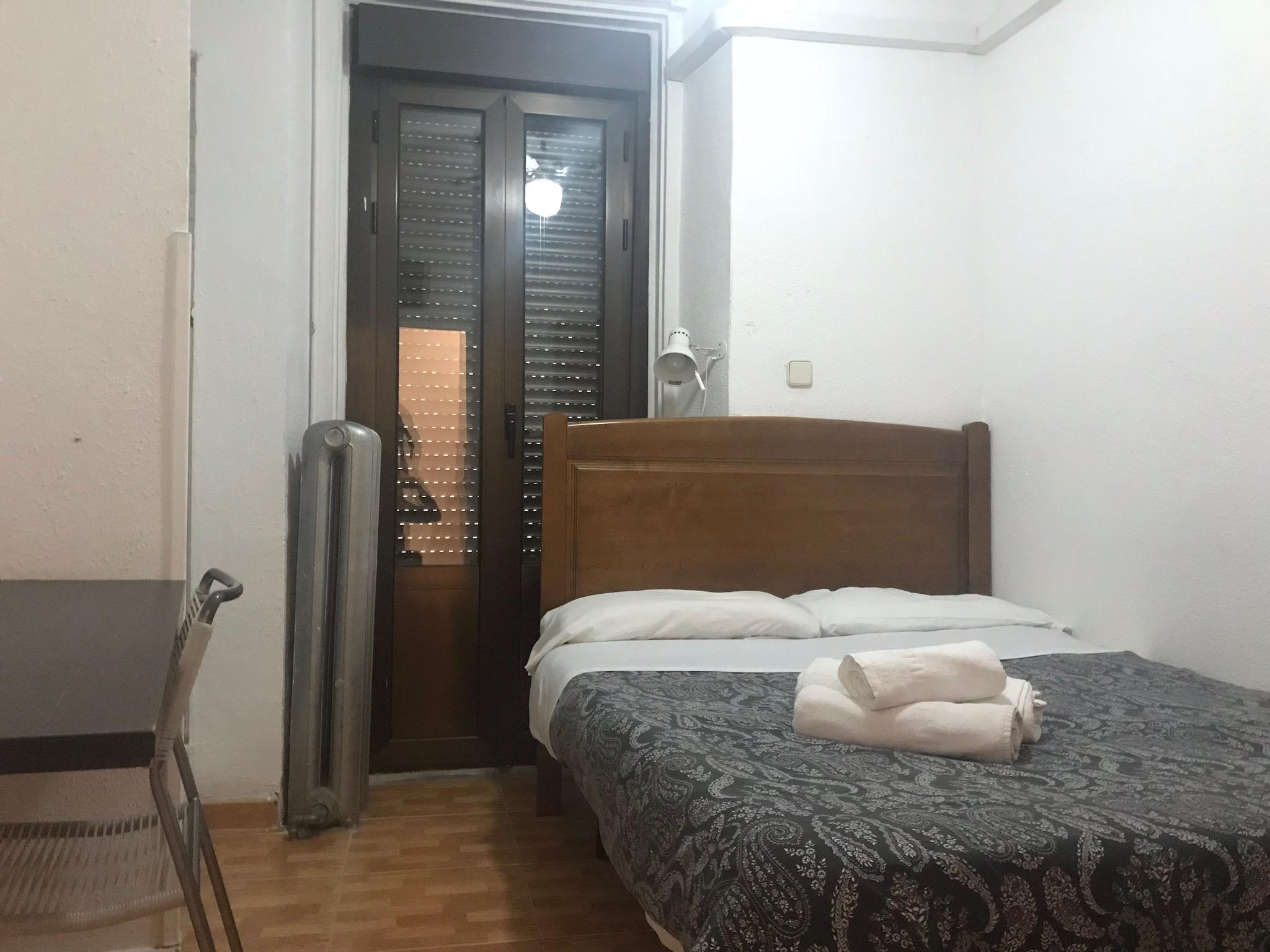 Hostal Los Perales Madrid Exteriér fotografie A room at the hostel