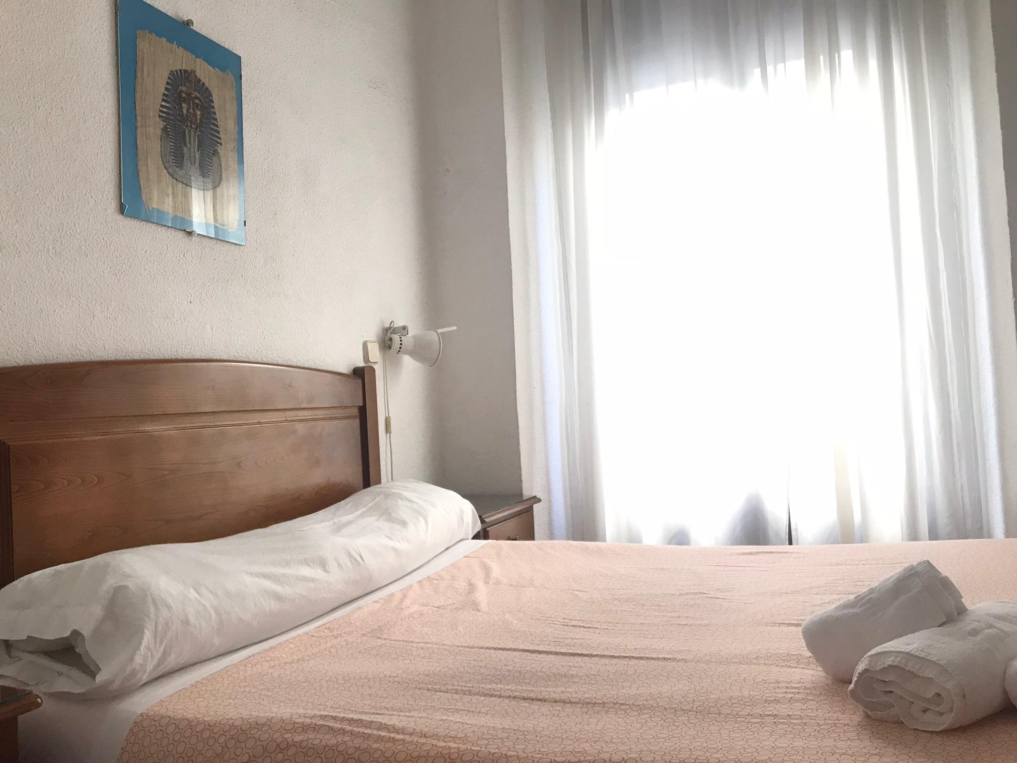 Hostal Los Perales Madrid Exteriér fotografie A bedroom in a hotel