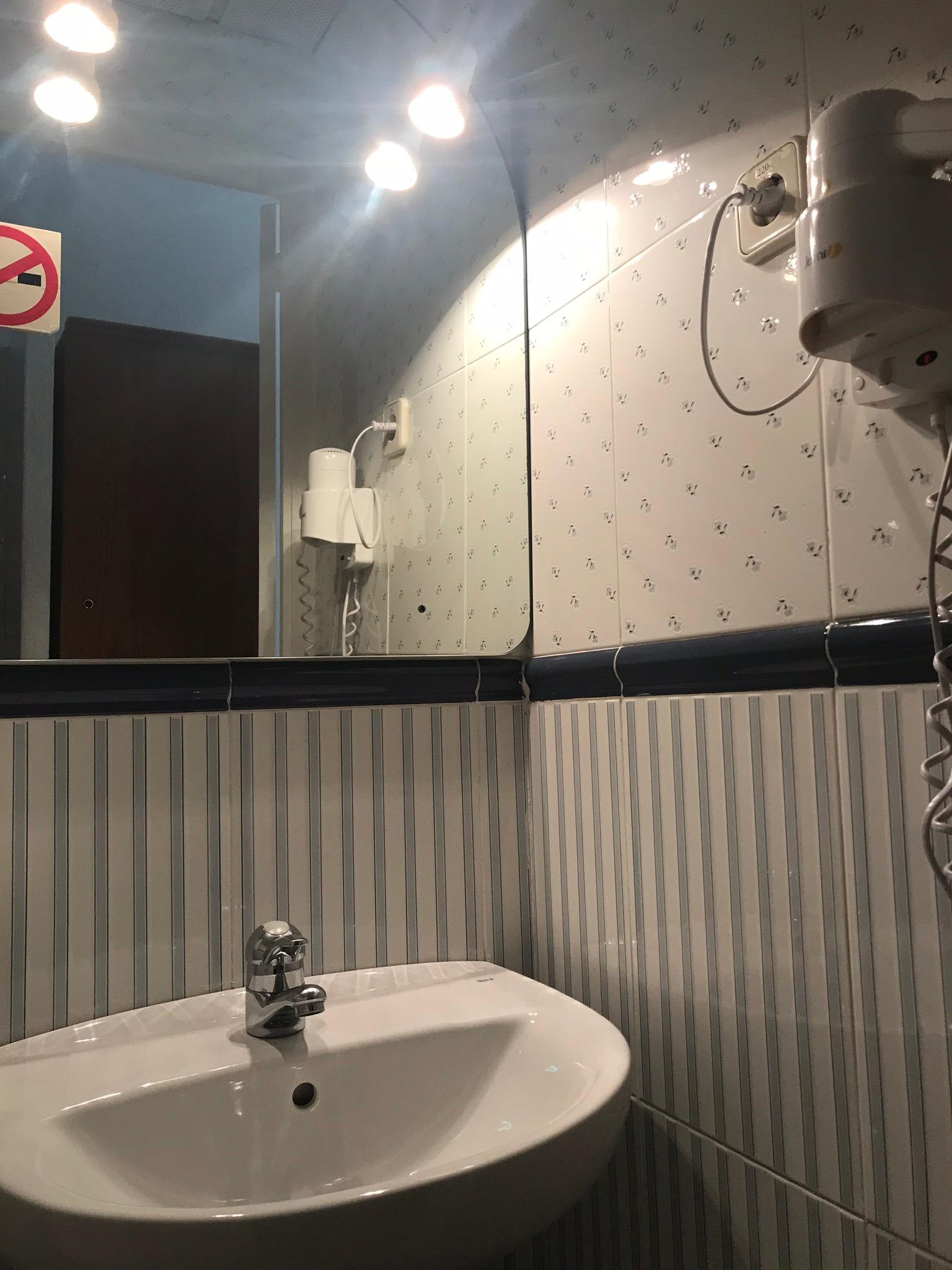 Hostal Los Perales Madrid Exteriér fotografie A shower in a hotel bathroom