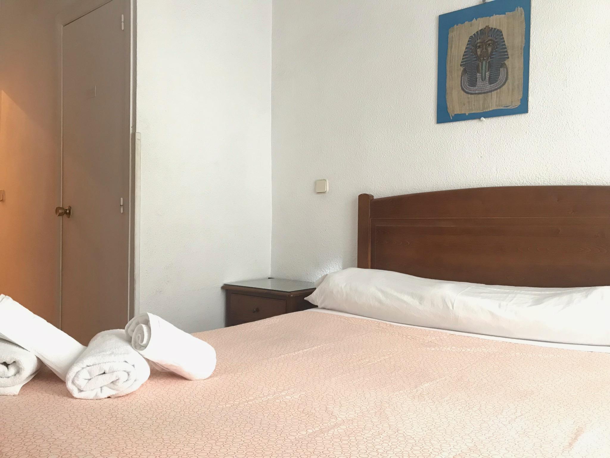 Hostal Los Perales Madrid Exteriér fotografie A bedroom at the hotel