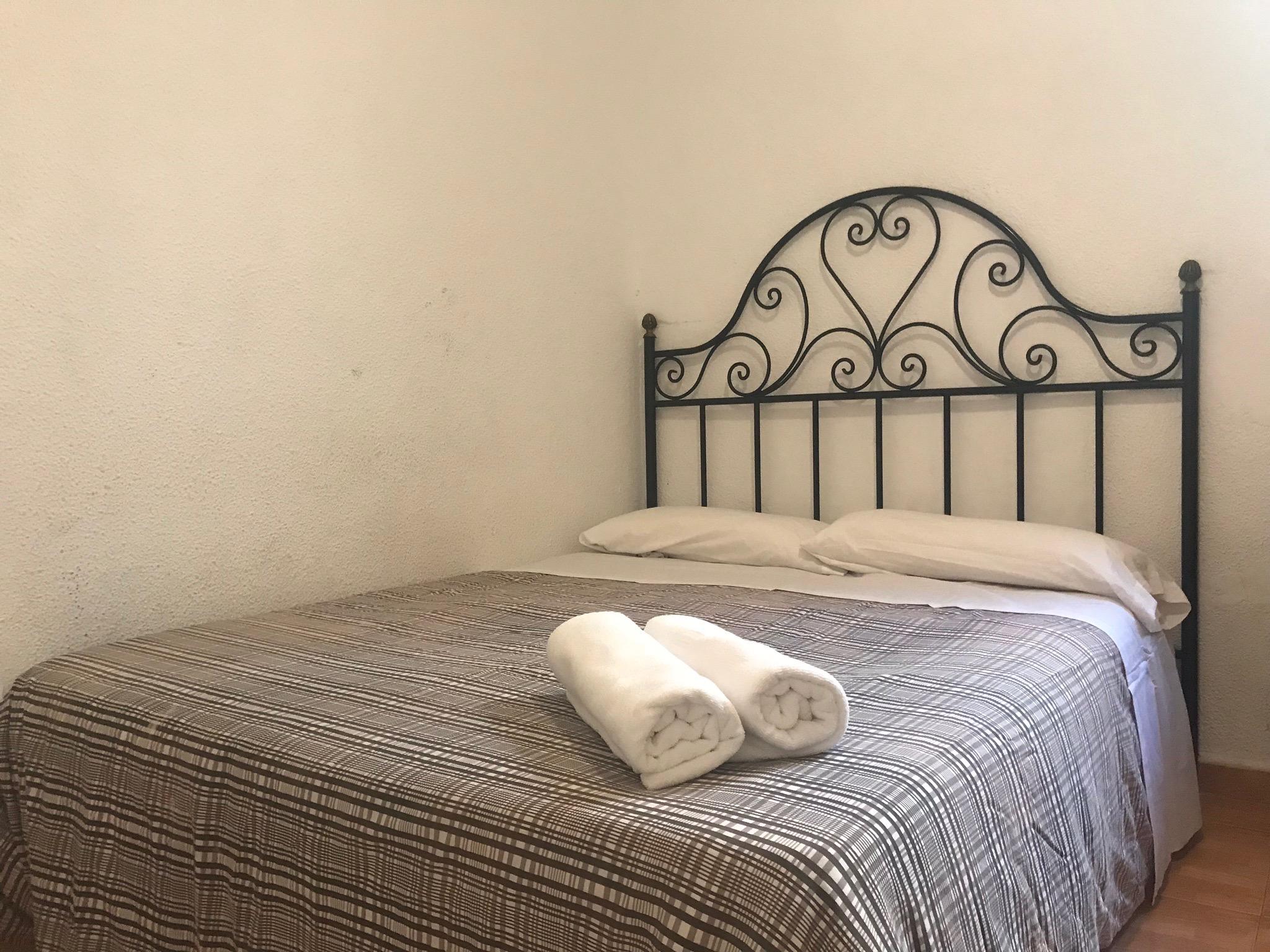 Hostal Los Perales Madrid Exteriér fotografie A bed with a wrought iron headboard