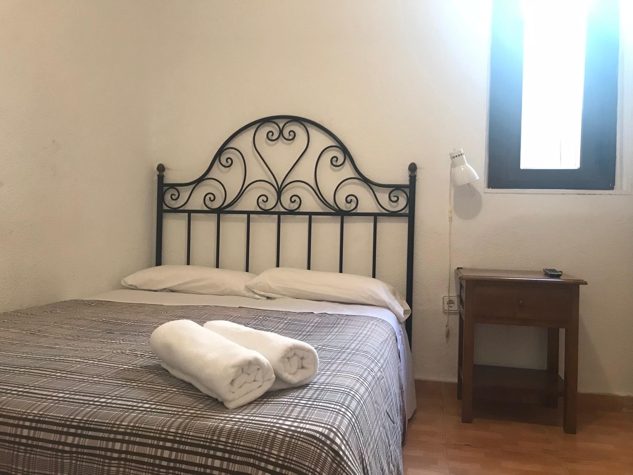 Hostal Los Perales Madrid Exteriér fotografie A bedroom in a hostel