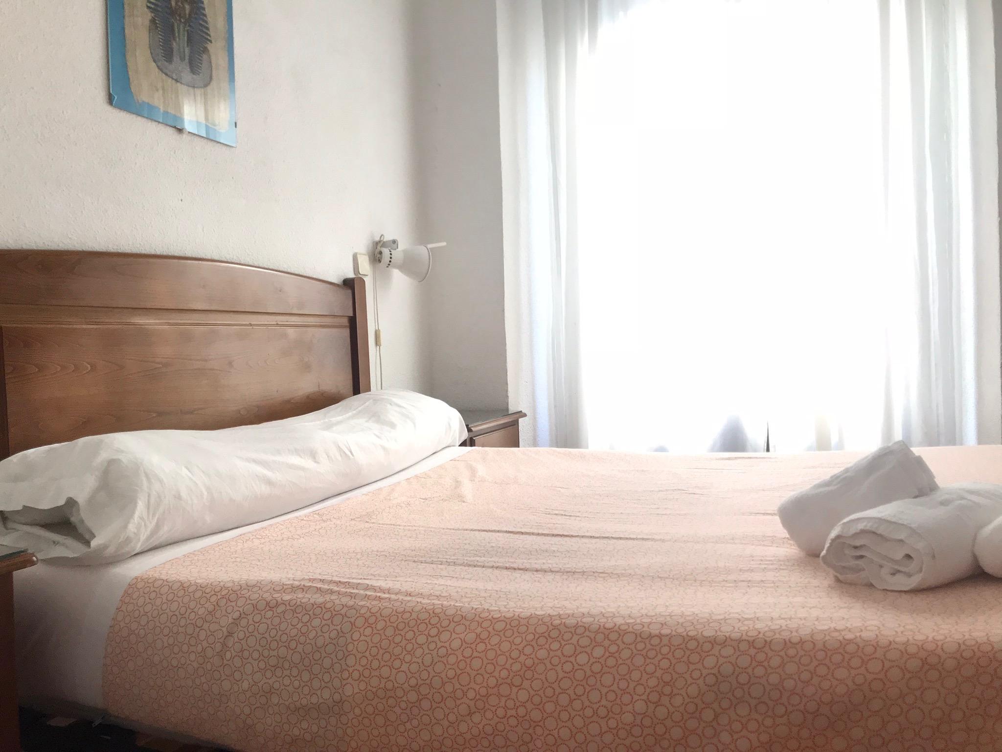 Hostal Los Perales Madrid Exteriér fotografie A bed