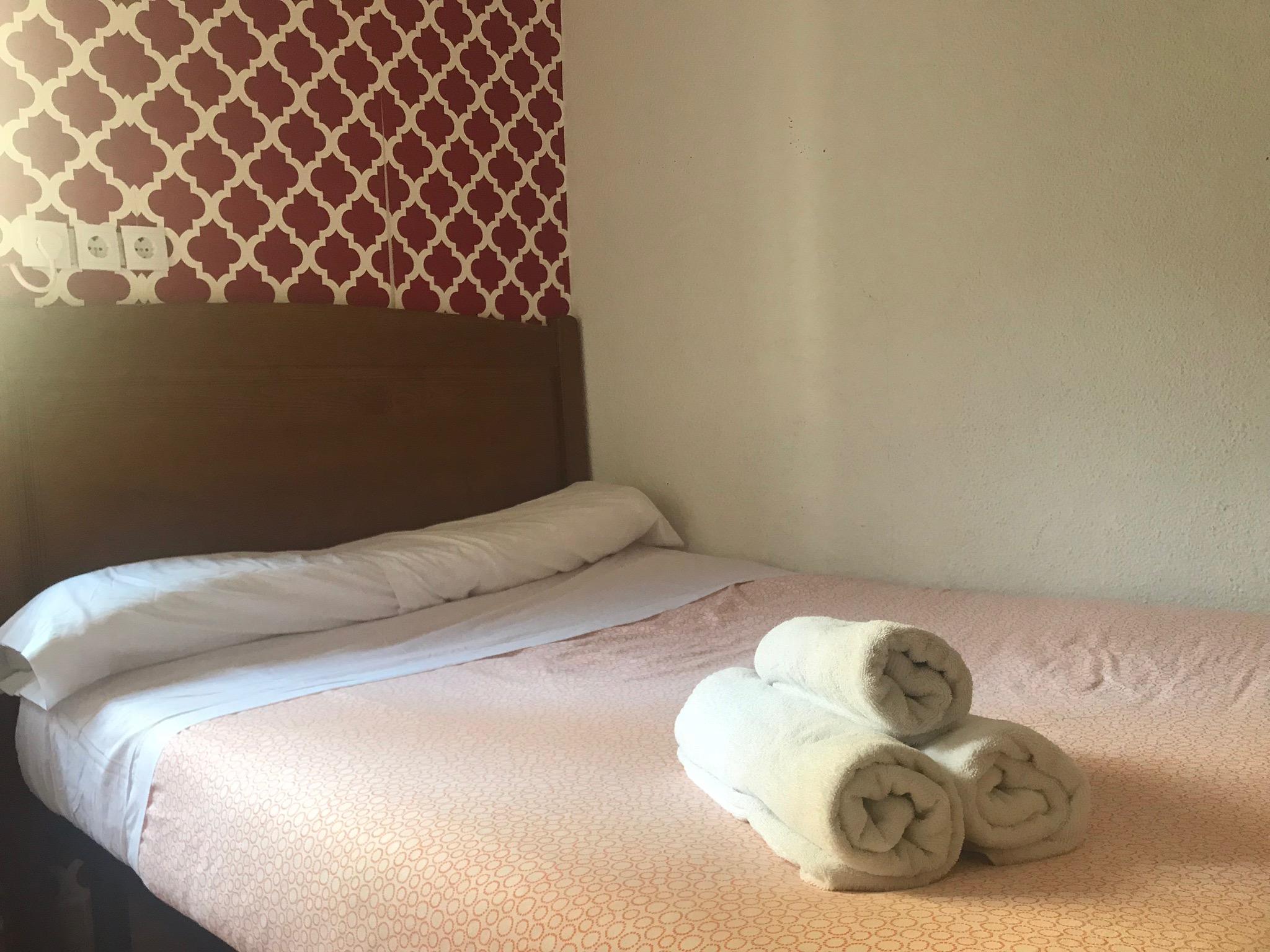 Hostal Los Perales Madrid Exteriér fotografie A bed with towels