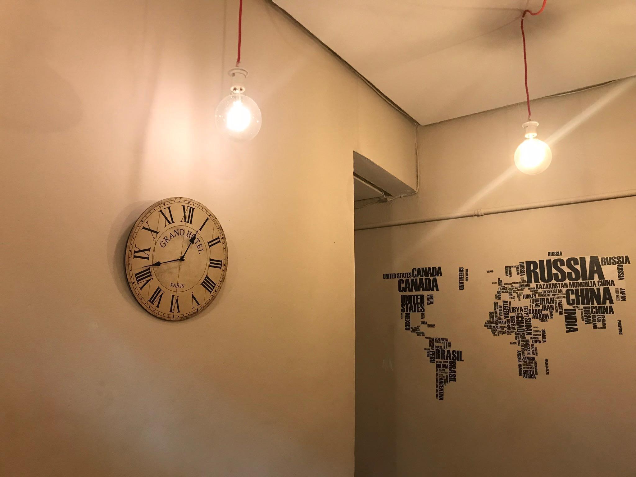 Hostal Los Perales Madrid Exteriér fotografie A wall clock