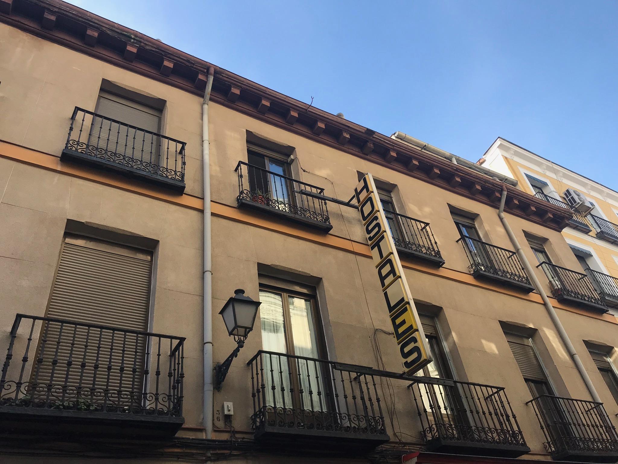 Hostal Los Perales Madrid Exteriér fotografie Headquarters of the party in Madrid