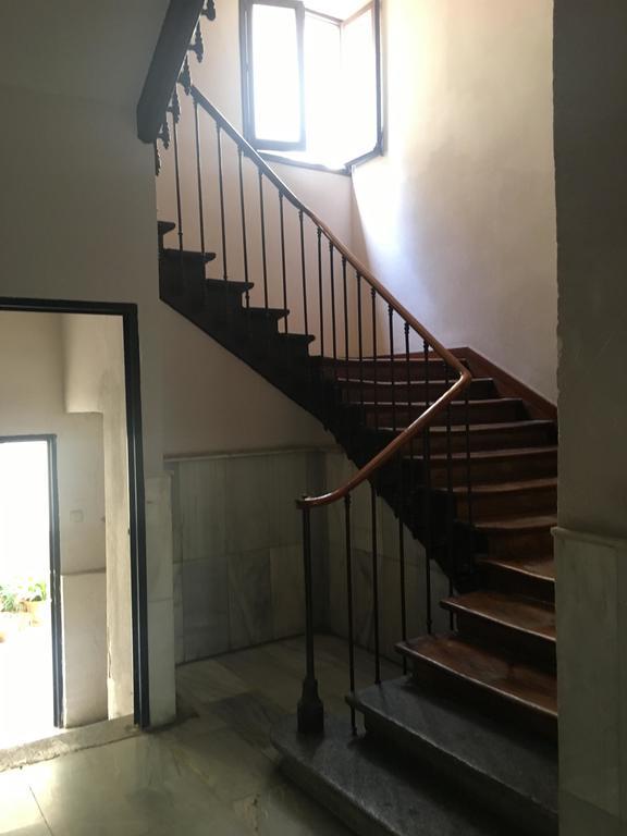 Hostal Los Perales Madrid Exteriér fotografie The staircase of the house