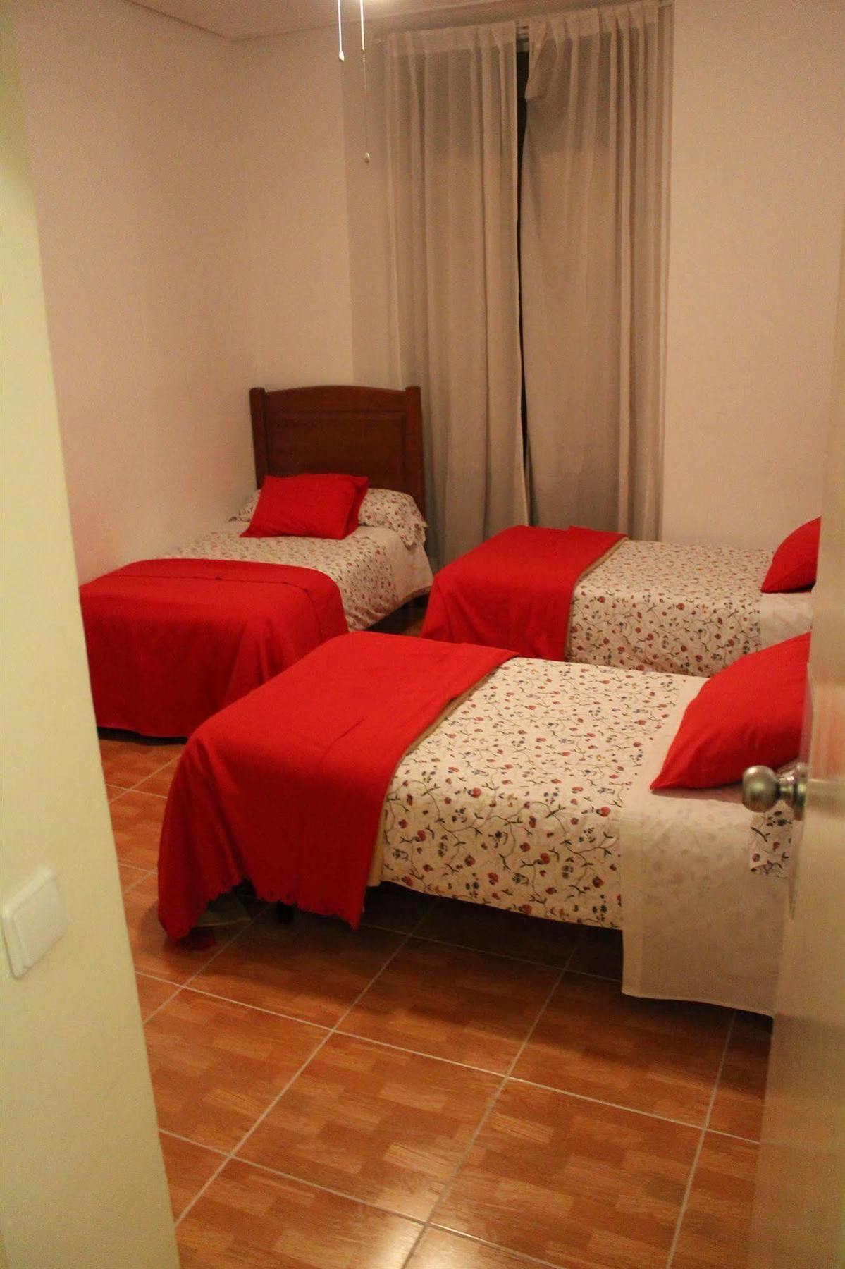 Hostal Los Perales Madrid Exteriér fotografie A room at the hostel