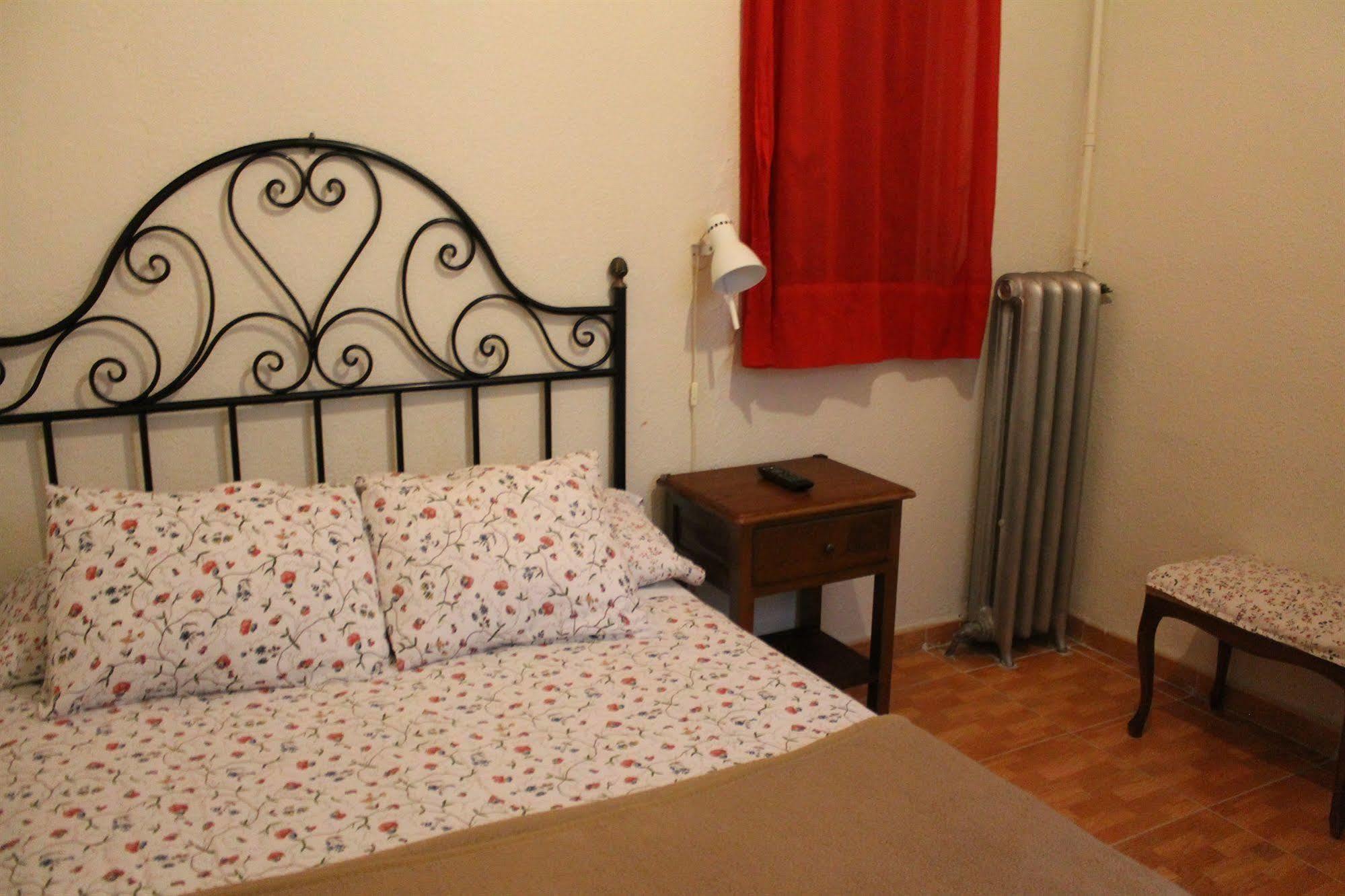 Hostal Los Perales Madrid Exteriér fotografie A bedroom in a typical Italian house