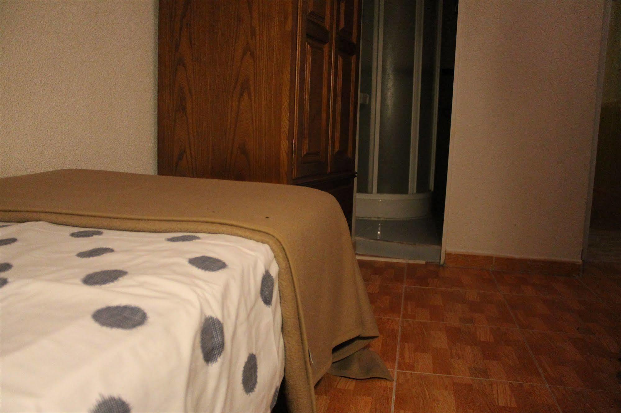 Hostal Los Perales Madrid Exteriér fotografie A bed with a sábanas