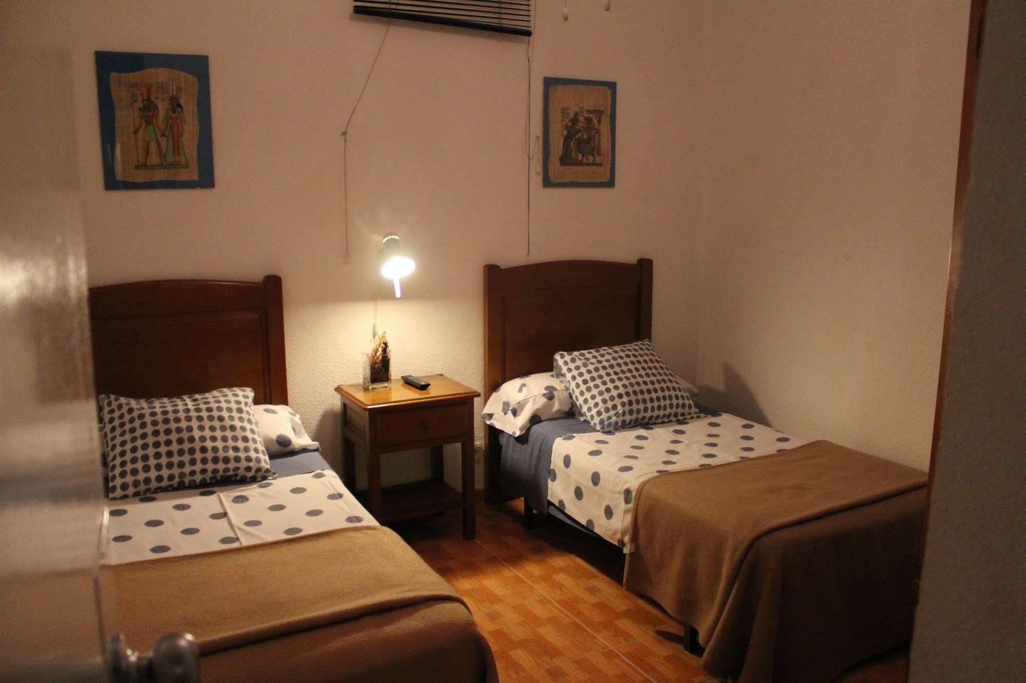 Hostal Los Perales Madrid Exteriér fotografie A room at the hostel