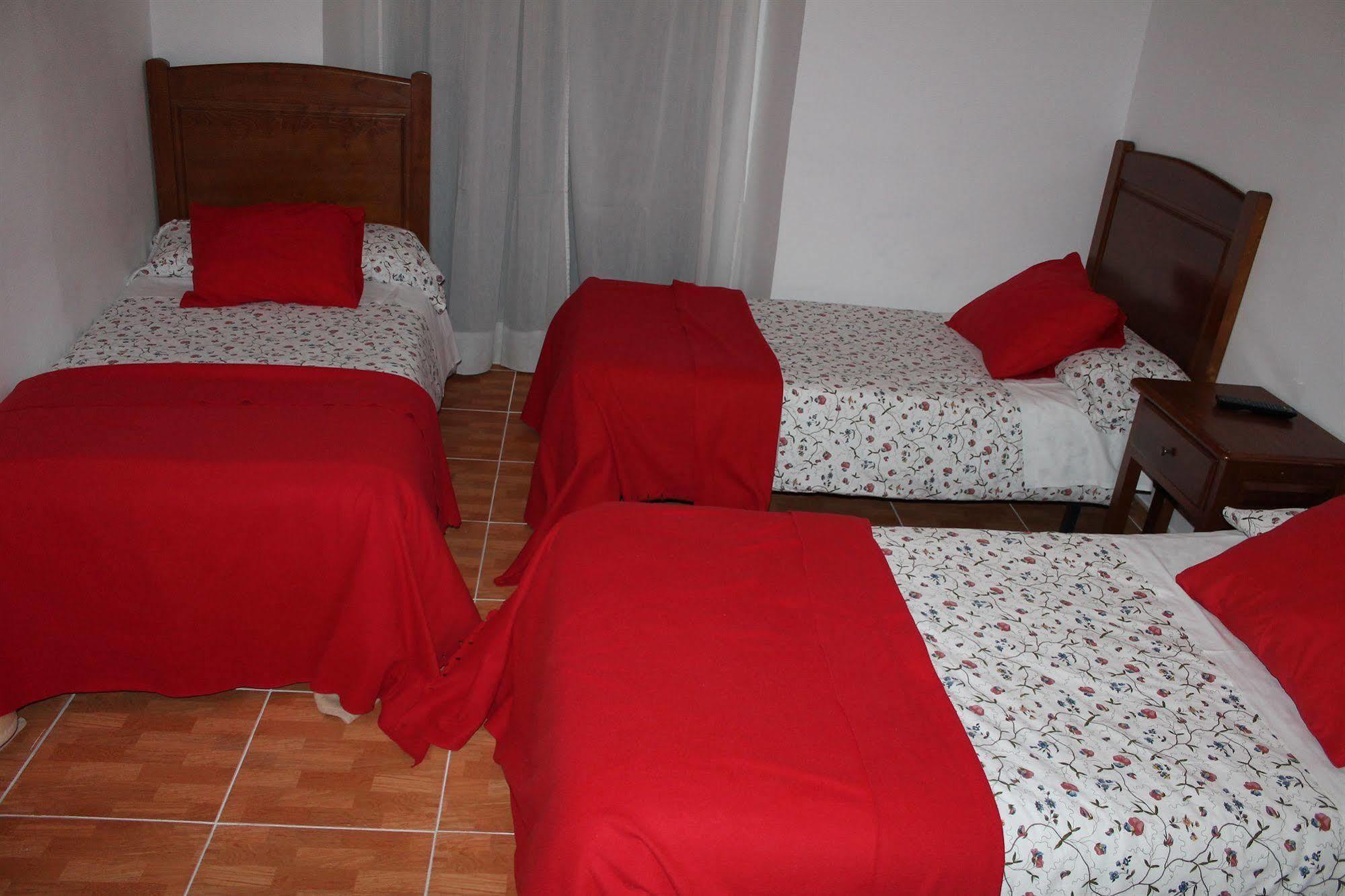 Hostal Los Perales Madrid Exteriér fotografie A typical bedroom in a hostal