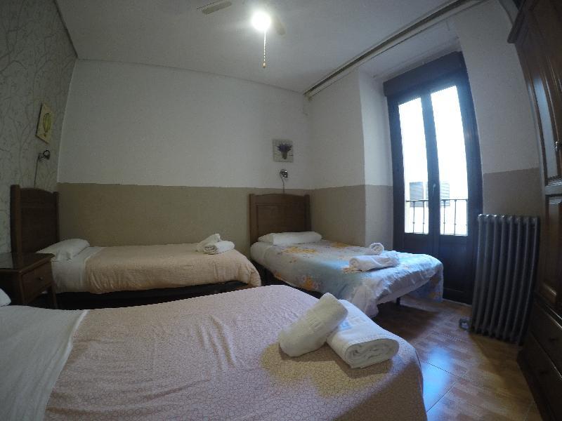 Hostal Los Perales Madrid Exteriér fotografie A room at the hotel